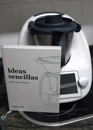 Thermomix TM6 con accesorios y libro