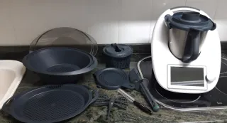 Thermomix TM6 con accesorios y libro