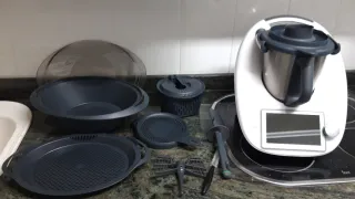 Thermomix TM6 con accesorios y libro