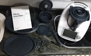 Thermomix TM6 con accesorios y libro