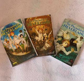 Mangas de The promised neverland, tomos 1, 2 y 4