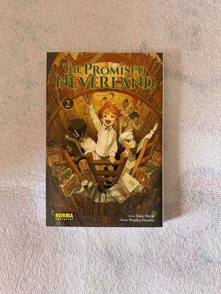 Mangas de The promised neverland, tomos 1, 2 y 4