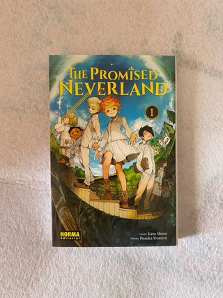 Mangas de The promised neverland, tomos 1, 2 y 4