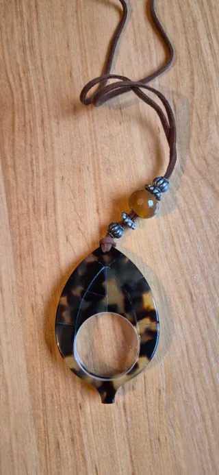 Colgante lupa carey con cadena