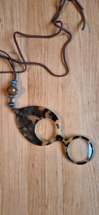 Colgante lupa carey con cadena