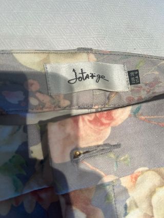 Pantalones estampados florales grises