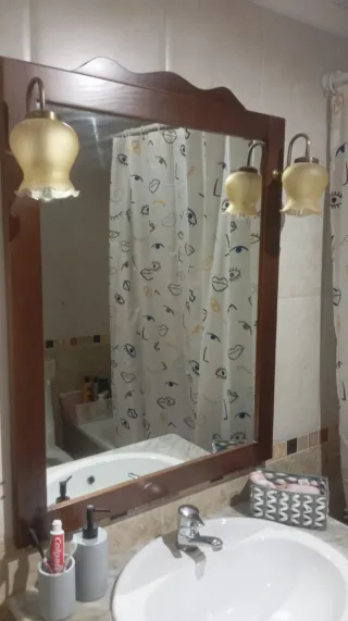 Mueble de baño con espejo de madera