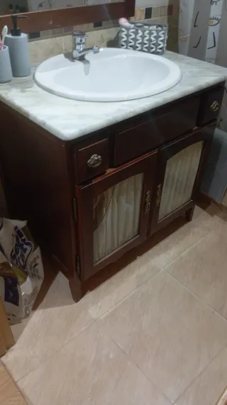 Mueble de baño con espejo de madera