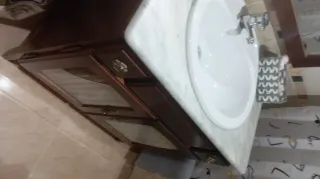 Mueble de baño con espejo de madera