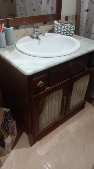 Mueble de baño con espejo de madera