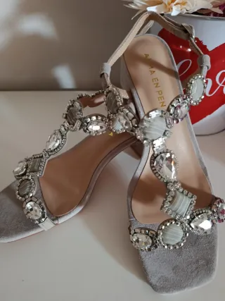 Sandalias Alma en Pena Joya Grises y Plateadas