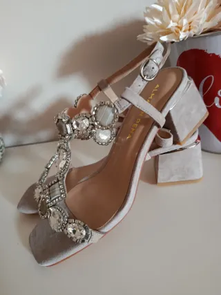 Sandalias Alma en Pena Joya Grises y Plateadas