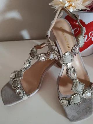 Sandalias Alma en Pena Joya Grises y Plateadas