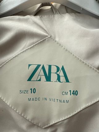 Parka gris clarito con capucha y bolsillos