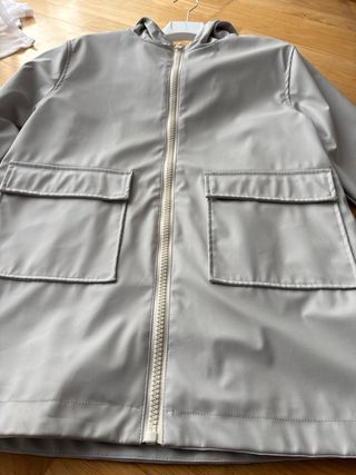 Parka gris clarito con capucha y bolsillos