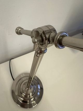 Lámpara de mesa metálica estilo industrial