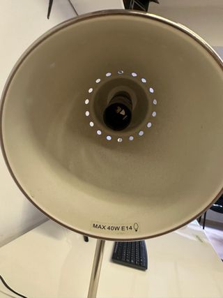 Lámpara de mesa metálica estilo industrial