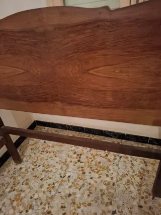 Estructura de cama de madera.