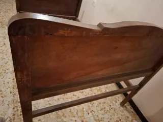 Estructura de cama de madera.