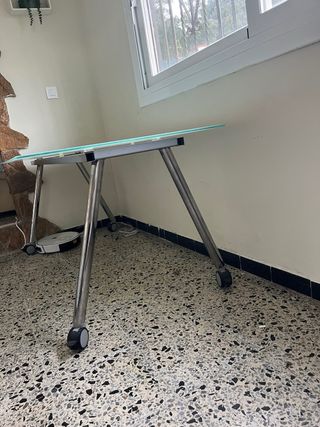 Mesa de cristal y metal para oficina