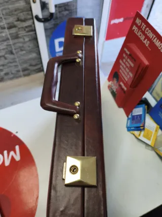 Maletín de piel marrón