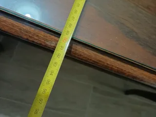 Mesa de comedor de madera y cristal