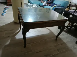 Mesa de comedor de madera y cristal