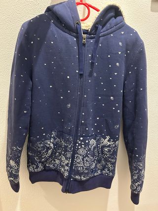 Chaqueta Roxy azul con estampado con borrego.