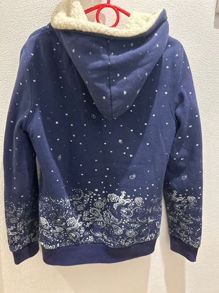 Chaqueta Roxy azul con estampado con borrego.