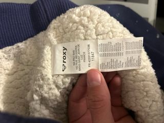 Chaqueta Roxy azul con estampado con borrego.