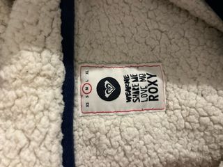 Chaqueta Roxy azul con estampado con borrego.