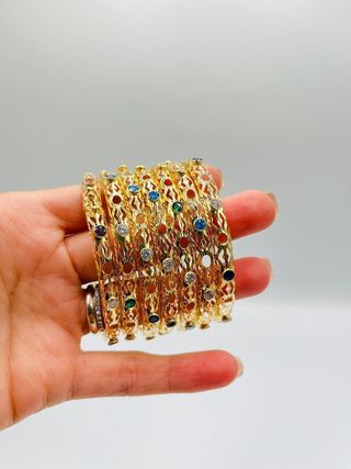 SEMANARIO PERFORADO CON PIEDRAS DE COLORES.Oro 18K