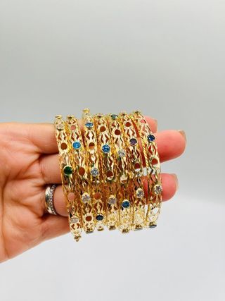 SEMANARIO PERFORADO CON PIEDRAS DE COLORES.Oro 18K