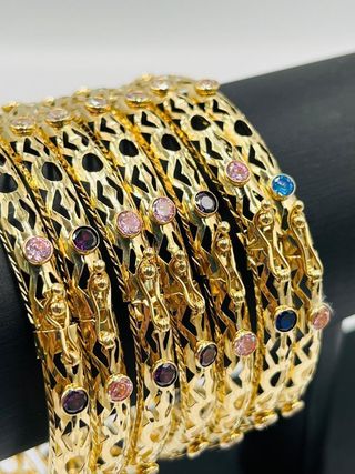 SEMANARIO PERFORADO CON PIEDRAS DE COLORES.Oro 18K