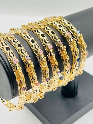 SEMANARIO PERFORADO CON PIEDRAS DE COLORES.Oro 18K