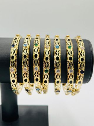 SEMANARIO PERFORADO CON PIEDRAS DE COLORES.Oro 18K