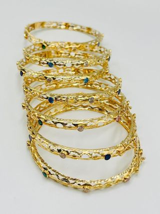 SEMANARIO PERFORADO CON PIEDRAS DE COLORES.Oro 18K