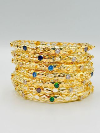 SEMANARIO PERFORADO CON PIEDRAS DE COLORES.Oro 18K