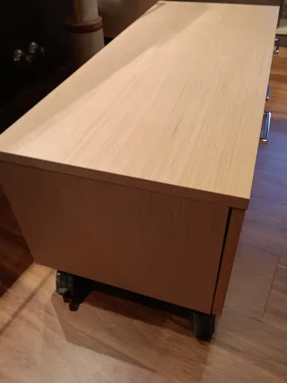 Mueble bajo con ruedas y cajones, ideal para baños