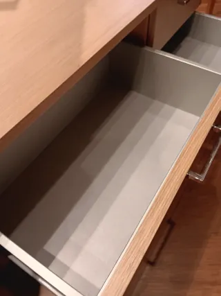 Mueble bajo con ruedas y cajones, ideal para baños