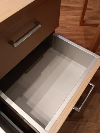 Mueble bajo con ruedas y cajones, ideal para baños