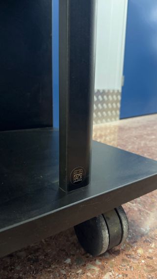 Mueble auxiliar negro con ruedas