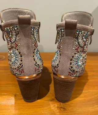 Botines beige con pedrería