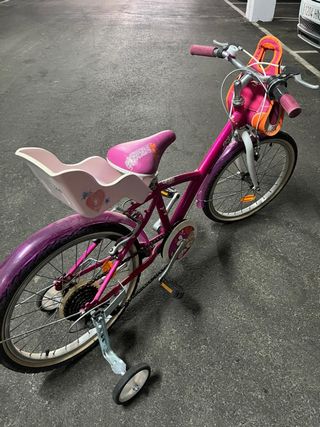 Bicicleta infantil rosa con ruedines
