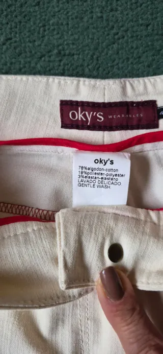 Pantalón beige con bordado rojo