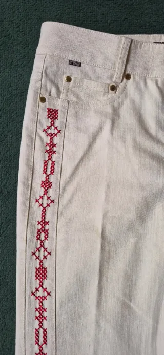 Pantalón beige con bordado rojo