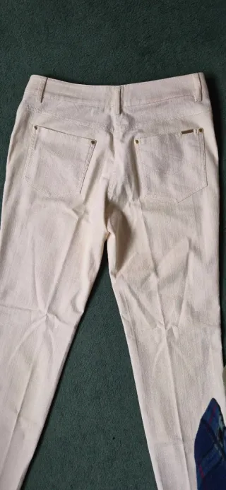 Pantalón beige con bordado rojo