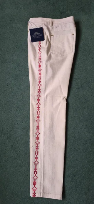 Pantalón beige con bordado rojo