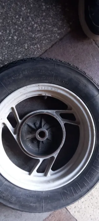 Rueda trasera Suzuki Lido 75 Michelin