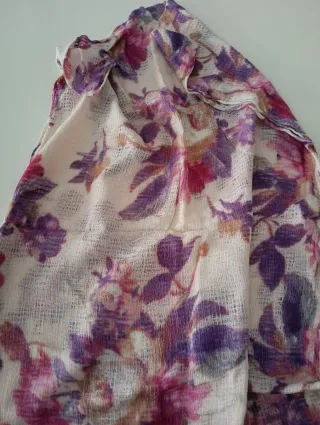 Pañuelo estampado floral morado y rosa